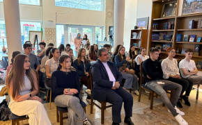 زبان فارسی، زبان حکمت و گفت‌وگوی فرهنگی است