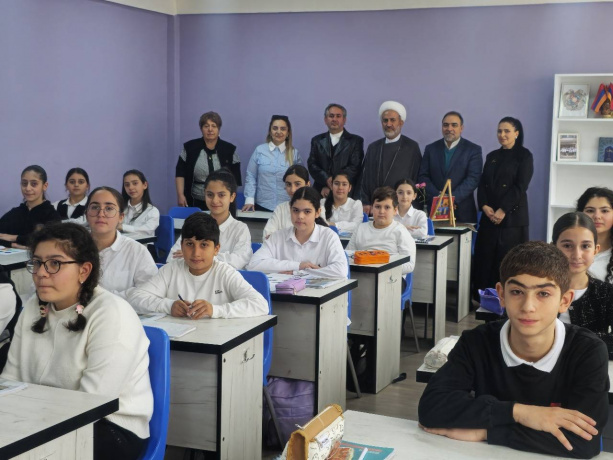 هیئت پارلمانی ایران از مدرسه «دویست» ایروان بازدید کرد