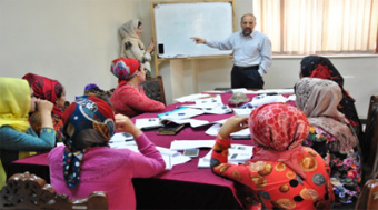 کتاب دوره مقدماتی فارسی‌آموزان ترکمنستانی بازنویسی می‌شود