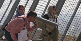 برج میلاد میزبان فارسی آموزانی از 5 قاره