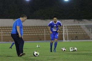 مربی تیم فوتبال استقلال با زبان فارسی بازیکنان را تمرین می‌دهد