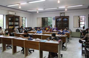 برگزاری امتحانات پایان دوره آموزش زبان فارسی در عشق‌آباد