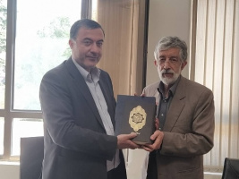 اعطای حکم نمایندگی بنیاد سعدی به رایزن فرهنگی جدید ایران در باکو