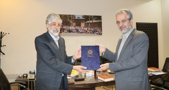 اعطای حکم نمایندگی بنیاد سعدی به رایزن فرهنگی جدید ایران در ارمنستان