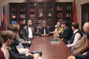 زبان فارسی یکی از اولین زبان‌هایی است که در این دانشگاه تدریس می‌شود