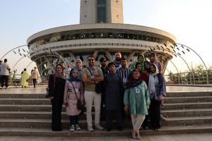 سلفی فارسی‌آموزان بنیاد سعدی با مشاهیر ایرانی در «برج میلاد»