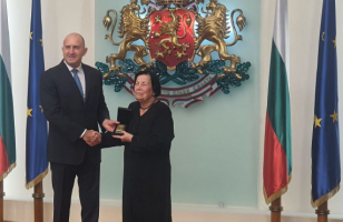 اهدای نشان رسمی افتخار کشور بلغارستان برای نخستین بار به استاد ایرانی خانم دکتر هاجر فیوضی