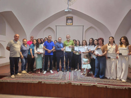 اعطای گواهینامه پایان دوره زبان فارسی به زبان‌آموزان مسجد کبود ایروان