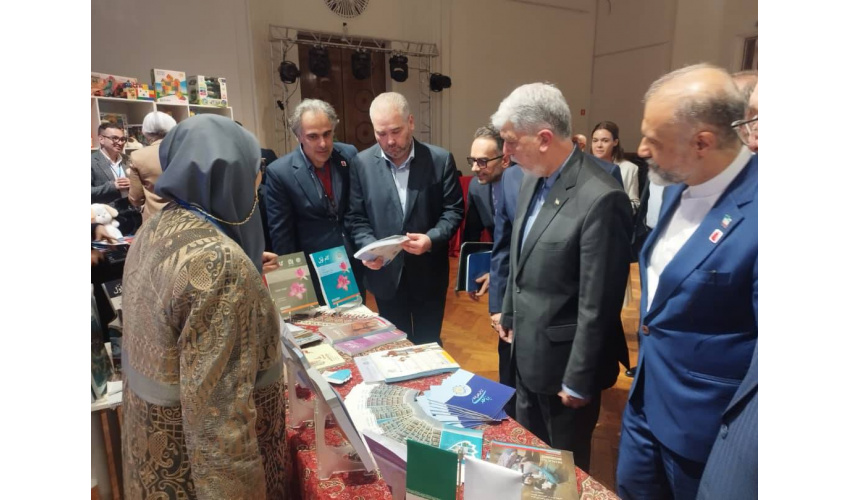 بازدید وزیر فرهنگ از غرفه بنیاد سعدی در روسیه