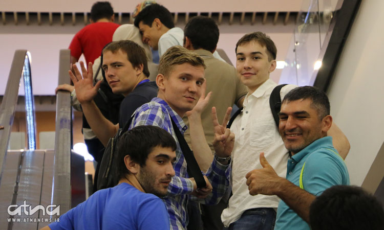 فارسی آموزان خارجی از یک مرکز خرید در تهران بازدید کردند