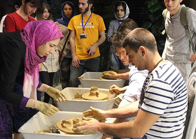 کارگاه سفال‌گری برای فارسی‌آموزان خارجی برگزار شد