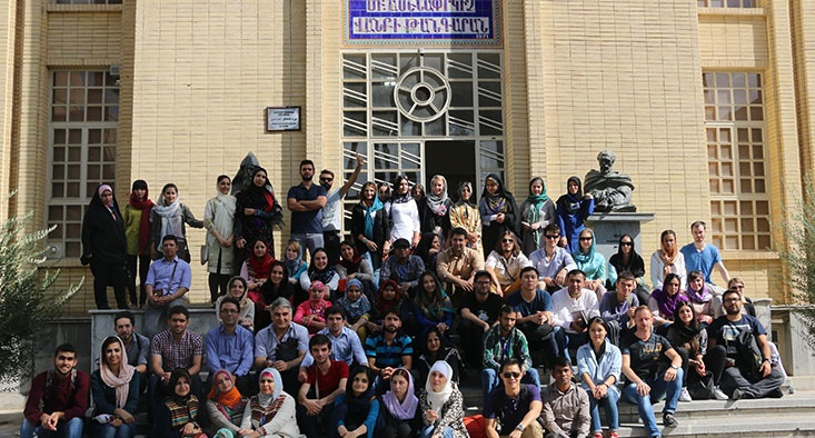 وقتی دانشجویان ارمنی در کلیسای وانک، گریستند