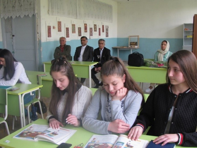 شعر خوانی به زبان فاسی در جشن پایان سال مدرسه شماره 6 شهر آبویان ارمنستان