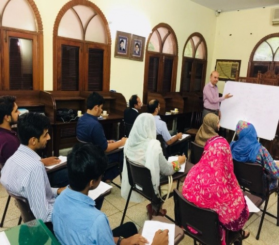 دوره بهاره آموزش زبان فارسی در اسلام آباد پایان یافت