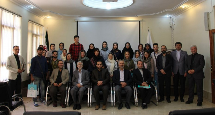 کلید ایرانشناسی، زبان فارسی است