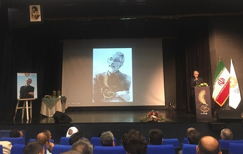 تقدیر از حداد عادل در «قلم زرین»/ زبانمان از دست برود هویتمان هم می‌رود