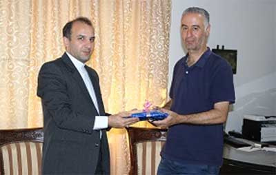 اعطای گواهینامه دوره آموزشی زبان فارسی به زبان‌آموز تونسی