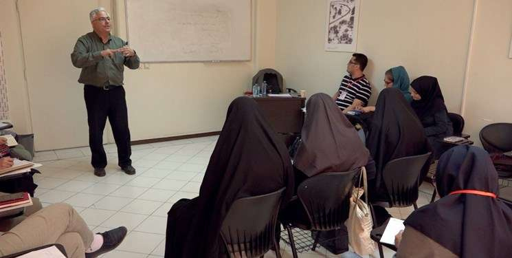 بررسی چالش های موجود در آموزش زبان فارسی در «اینجا میان امواج»