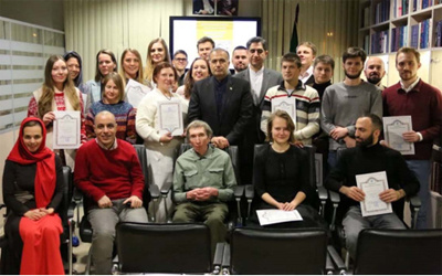 اعطای گواهینامه پایان دوره به فارسی‌آموزان روسی