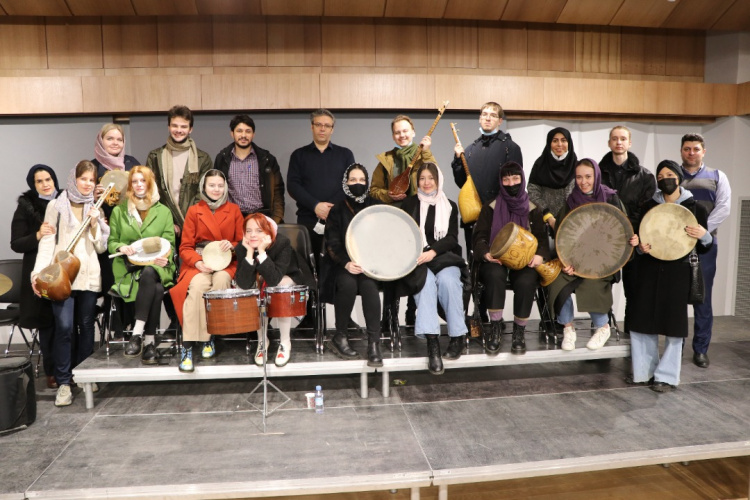 آشنایی فارسی آموزان روس با سازهای ایرانی در تالار وحدت+گزارش تصویری