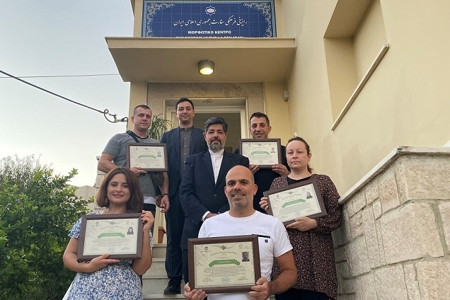 گواهی پایان دوره فارسی‌آموزان یونانی اعطا شد