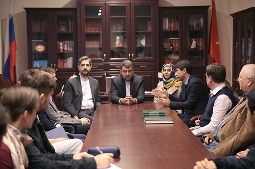 زبان فارسی یکی از اولین زبان‌هایی است که در این دانشگاه تدریس می‌شود