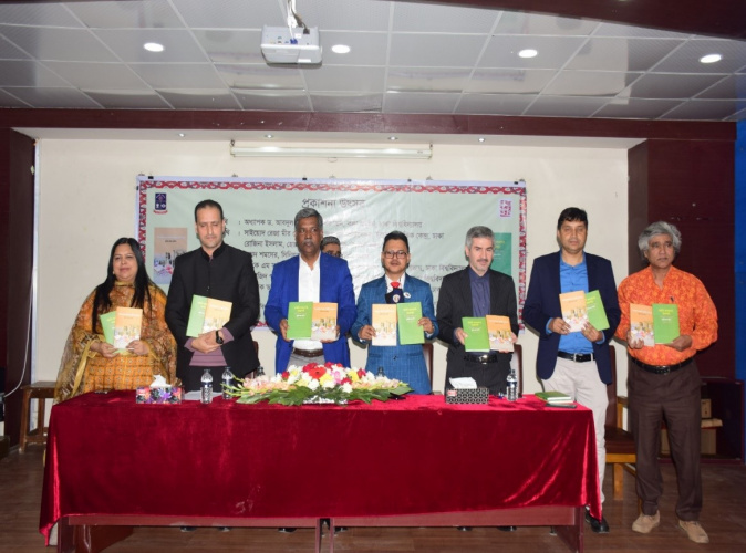 رونمایی از آثار جدیدمنتشر شده استاد زبان و ادبیات فارسی دانشگاه داکا