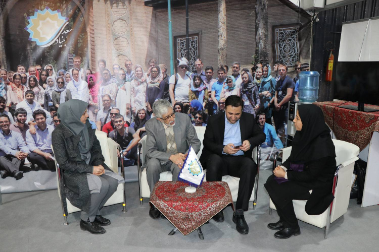 استقبال مخاطبان از حضور بنیاد سعدی در شانزدهمین نمایشگاه بین المللی گردشگری و صنایع دستی بنیاد سعدی