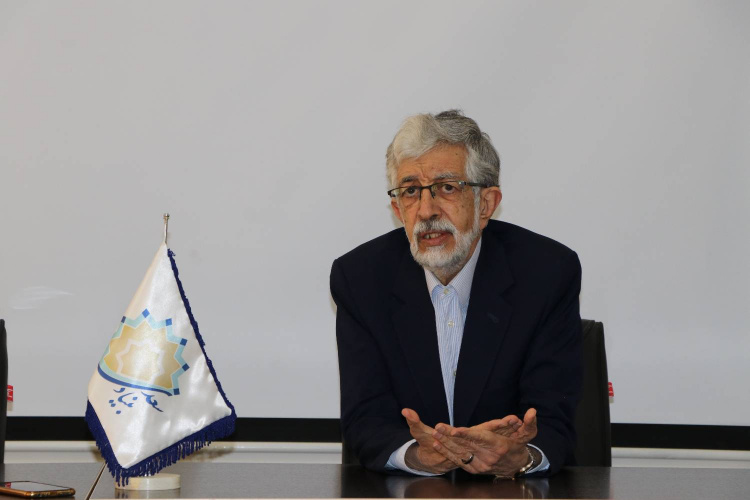 تولید نرم افزارهای مختلف برای آموزش فارسی به غیرفارسی زبانان ضروری است