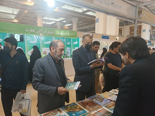 بازدید وزیر امور خارجه کشورمان از غرفه انتشارات آزفا وابسته به بنیاد سعدی