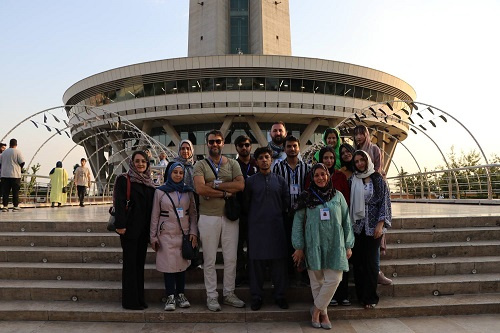 سلفی فارسی‌آموزان بنیاد سعدی با مشاهیر ایرانی در «برج میلاد»