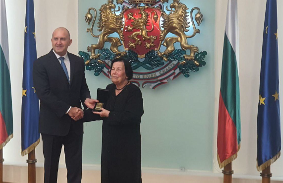 اهدای نشان رسمی افتخار کشور بلغارستان برای نخستین بار به استاد ایرانی خانم دکتر هاجر فیوضی