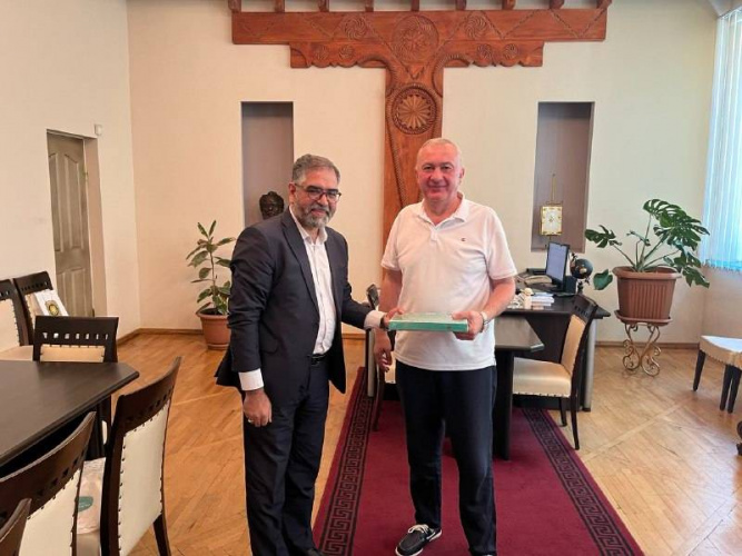 دیدار نماینده بنیاد سعدی با رئیس دانشگاه آکاکی گرجستان