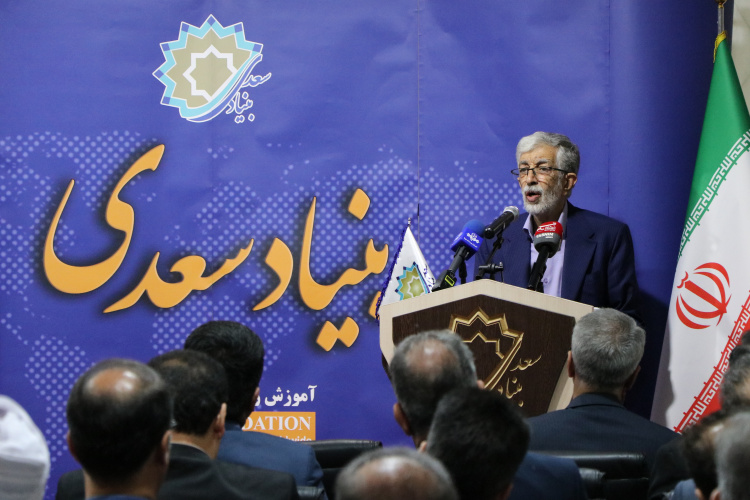 تدوین بیش از ۴۰ کتاب در زمینه آموزش زبان فارسی