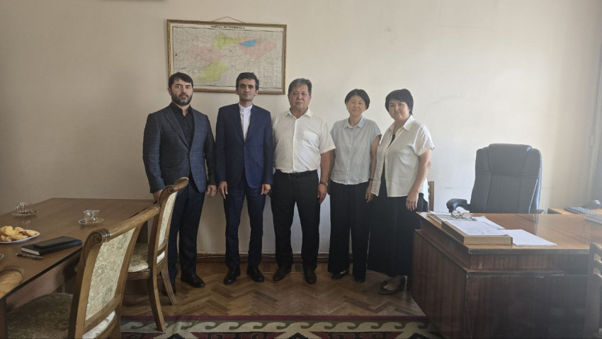 نماینده بنیاد سعدی با رئیس جدید انستیتو تاریخ و مطالعات منطقه‌ای دانشگاه ملی قرقیزستان دیدار کرد