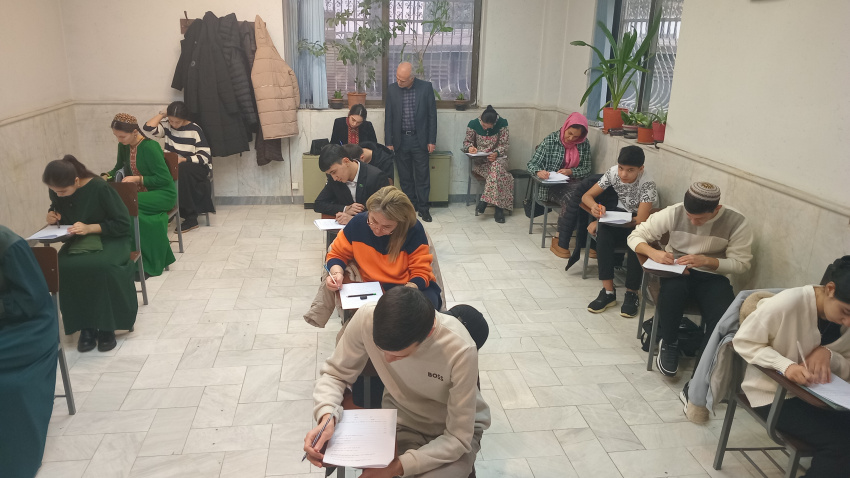 آزمون پایان دوره آموزش زبان فارسی در ترکمنستان برگزار شد