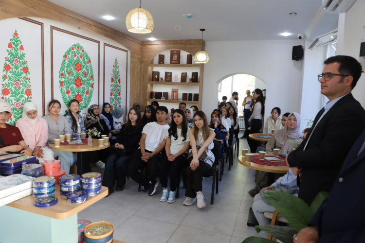 مراسم بزرگداشت حکیم ابوالقاسم فردوسی و پاسداشت روز زبان فارسی در قرقیزستان برگزار شد