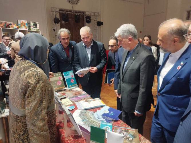 بازدید وزیر فرهنگ از غرفه بنیاد سعدی در روسیه